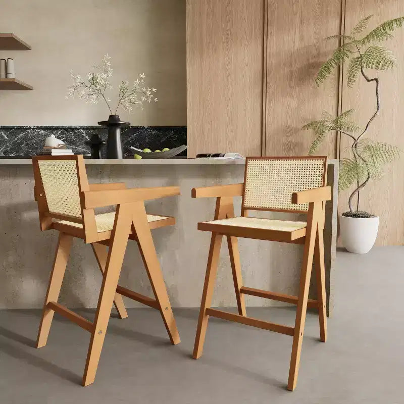 Juego de 2 taburetes de bar de madera maciza a la altura de la encimera para comedores, sillones para isla de cocina con acabado natural y respaldo de ratán