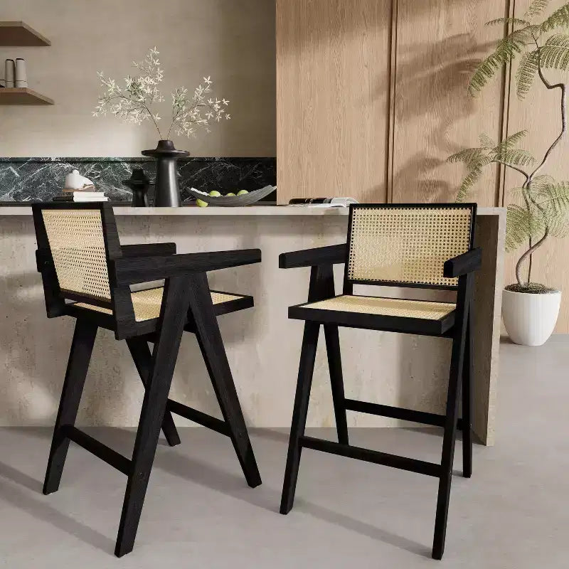 Juego de 2 taburetes de bar de madera maciza a la altura de la encimera para comedores, sillones para isla de cocina con acabado natural y respaldo de ratán