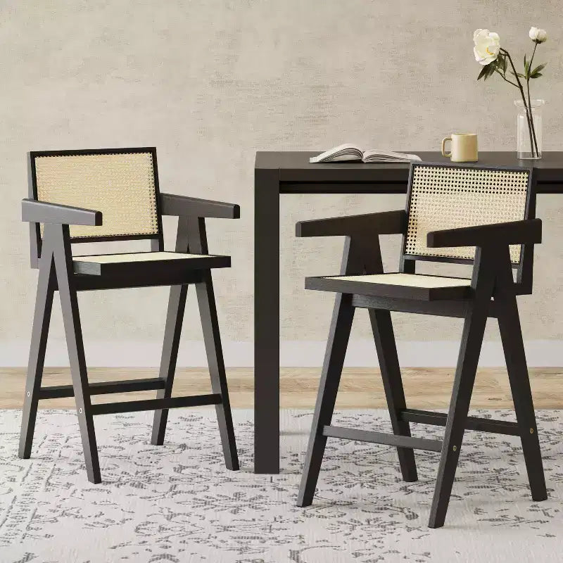 Juego de 2 taburetes de bar de madera maciza a la altura de la encimera para comedores, sillones para isla de cocina con acabado natural y respaldo de ratán