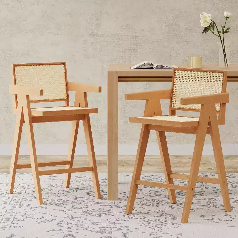 Juego de 2 taburetes de bar de madera maciza a la altura de la encimera para comedores, sillones para isla de cocina con acabado natural y respaldo de ratán