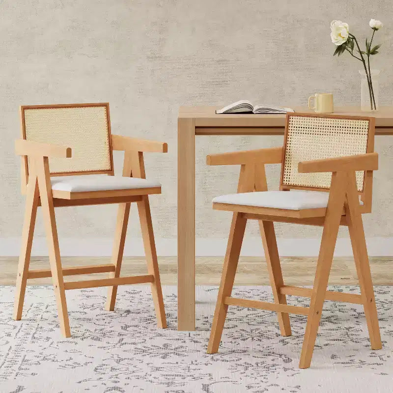 Juego de 2 taburetes de bar de madera maciza a la altura de la encimera para comedores, sillones para isla de cocina con acabado natural y respaldo de ratán