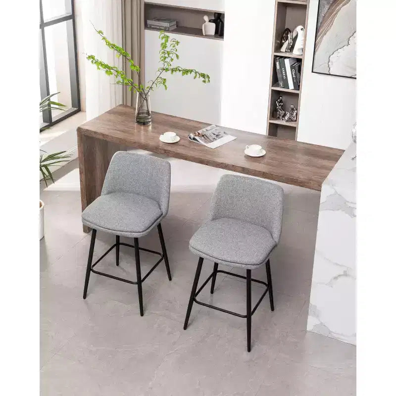 Juego de 2 taburetes de bar de altura de mostrador con giro de 360°, taburetes de bar tapizados en lino con respaldo y patas de metal, para isla de cocina, pub en casa